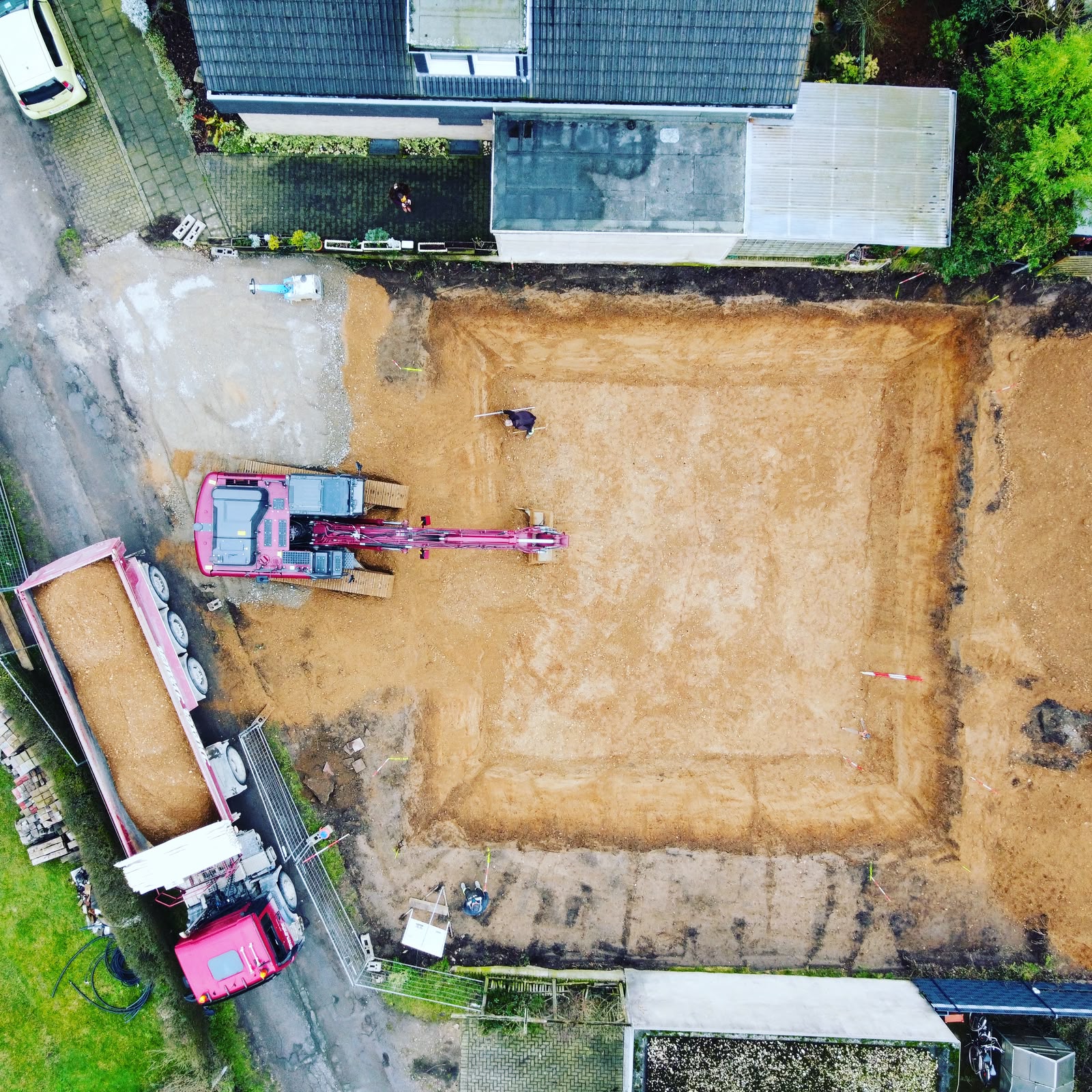 Luftaufnahme einer Erdbaustelle mit Fahrzeugen von Tiefbau Drüen