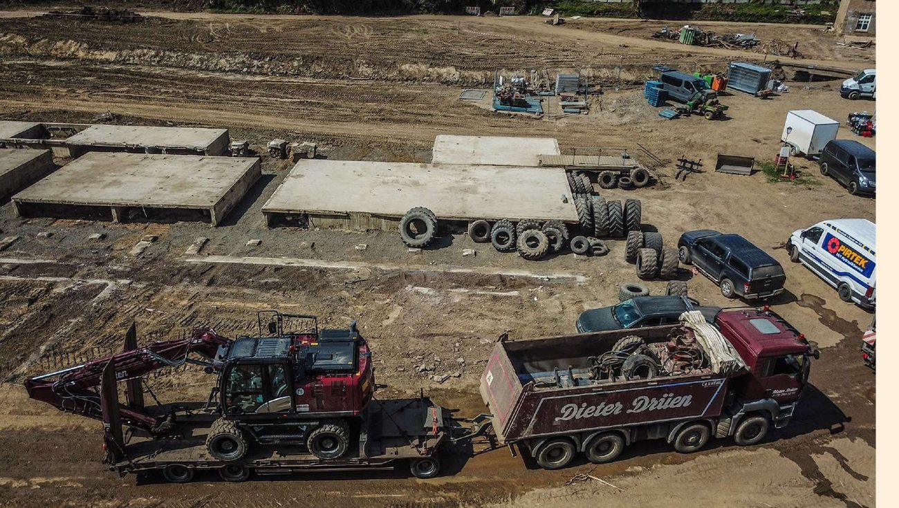 Erdbaustelle von Dieter Drüen mit Fahrzeugen aus der Vogelperspektive
